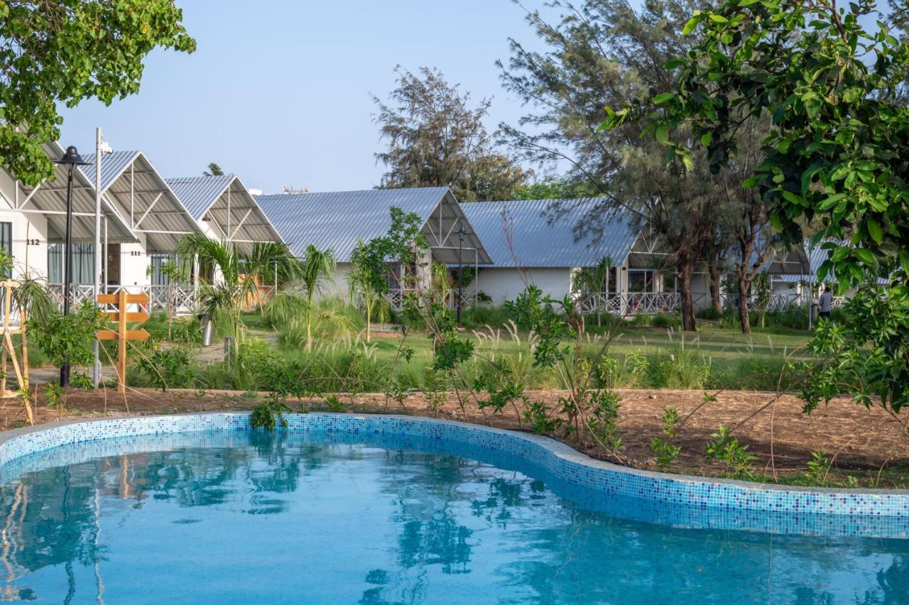 Praveg Beach Resort Daman Lighthouse Beach Εξωτερικό φωτογραφία