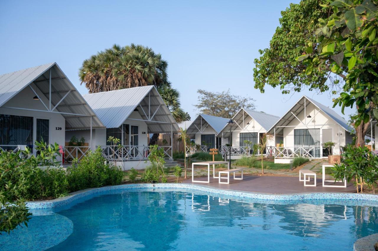 Praveg Beach Resort Daman Lighthouse Beach Εξωτερικό φωτογραφία