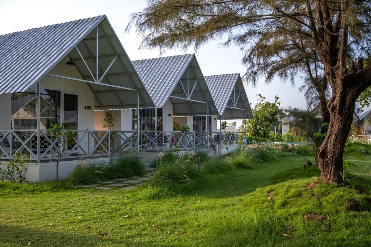 Praveg Beach Resort Daman Lighthouse Beach Εξωτερικό φωτογραφία