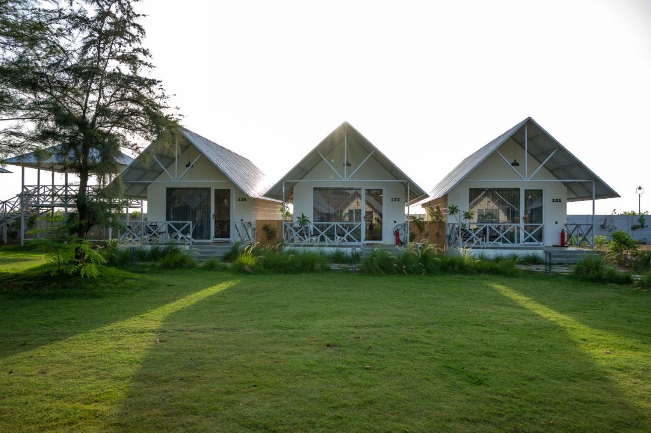 Praveg Beach Resort Daman Lighthouse Beach Εξωτερικό φωτογραφία